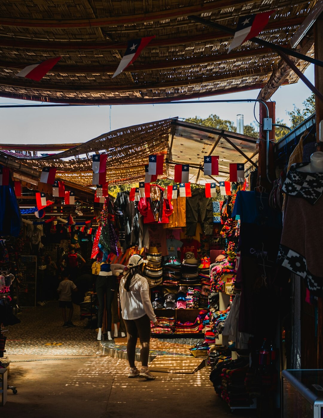 Documentary photo of vendors at a traditional Chilean street market